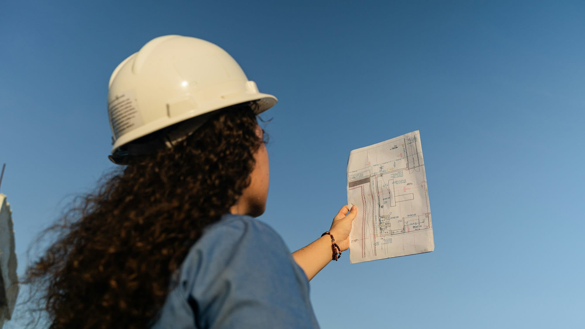 Maître d'œuvre en casque consultant un plan