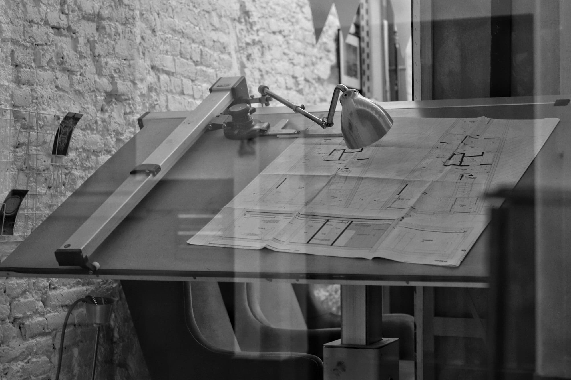 Table à dessin d'architecte avec des plans