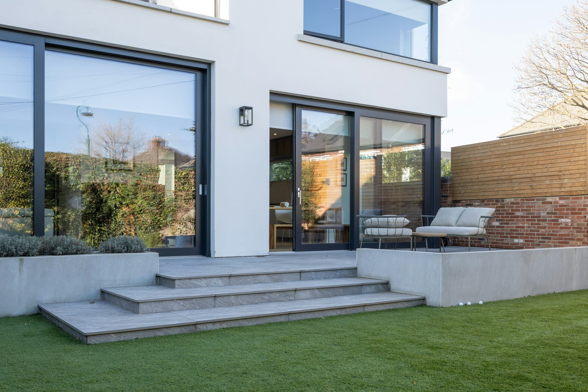 Terrasse carrelée devant une maison contemporaine