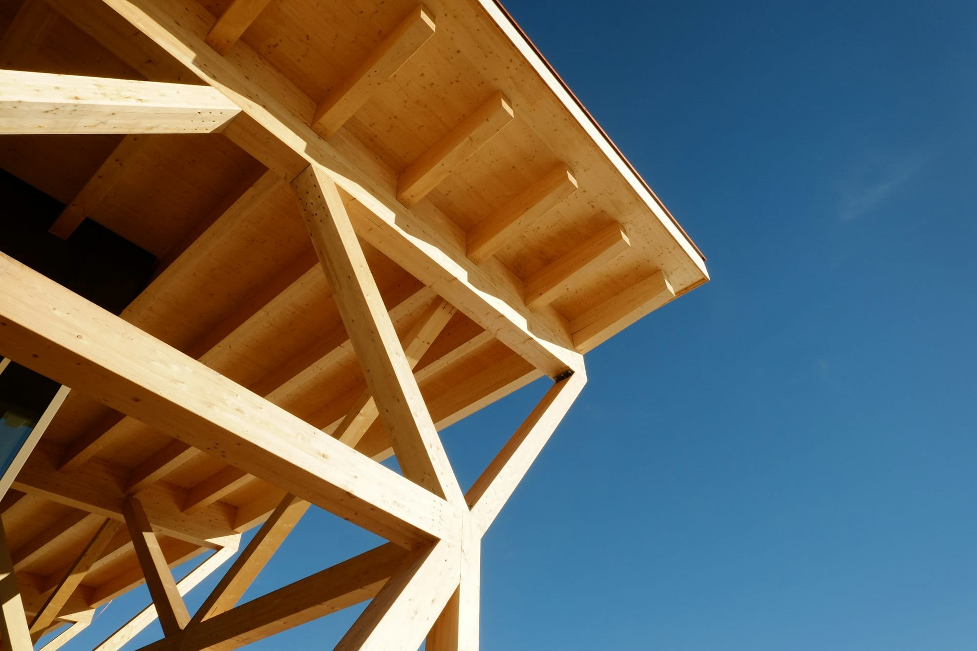 Charpente en bois neuve sur fond de ciel bleu