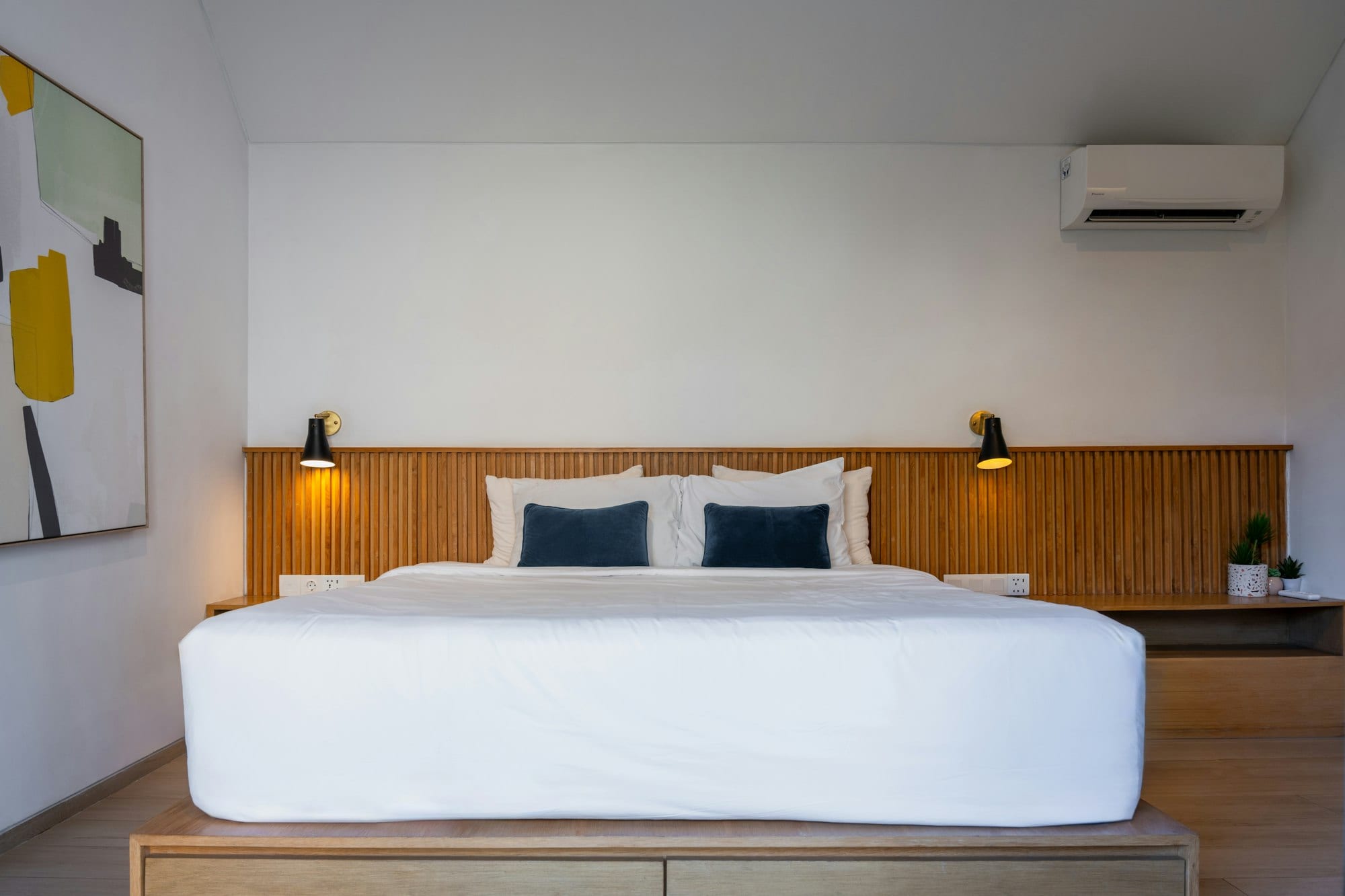 Chambre moderne avec une climatisation murale