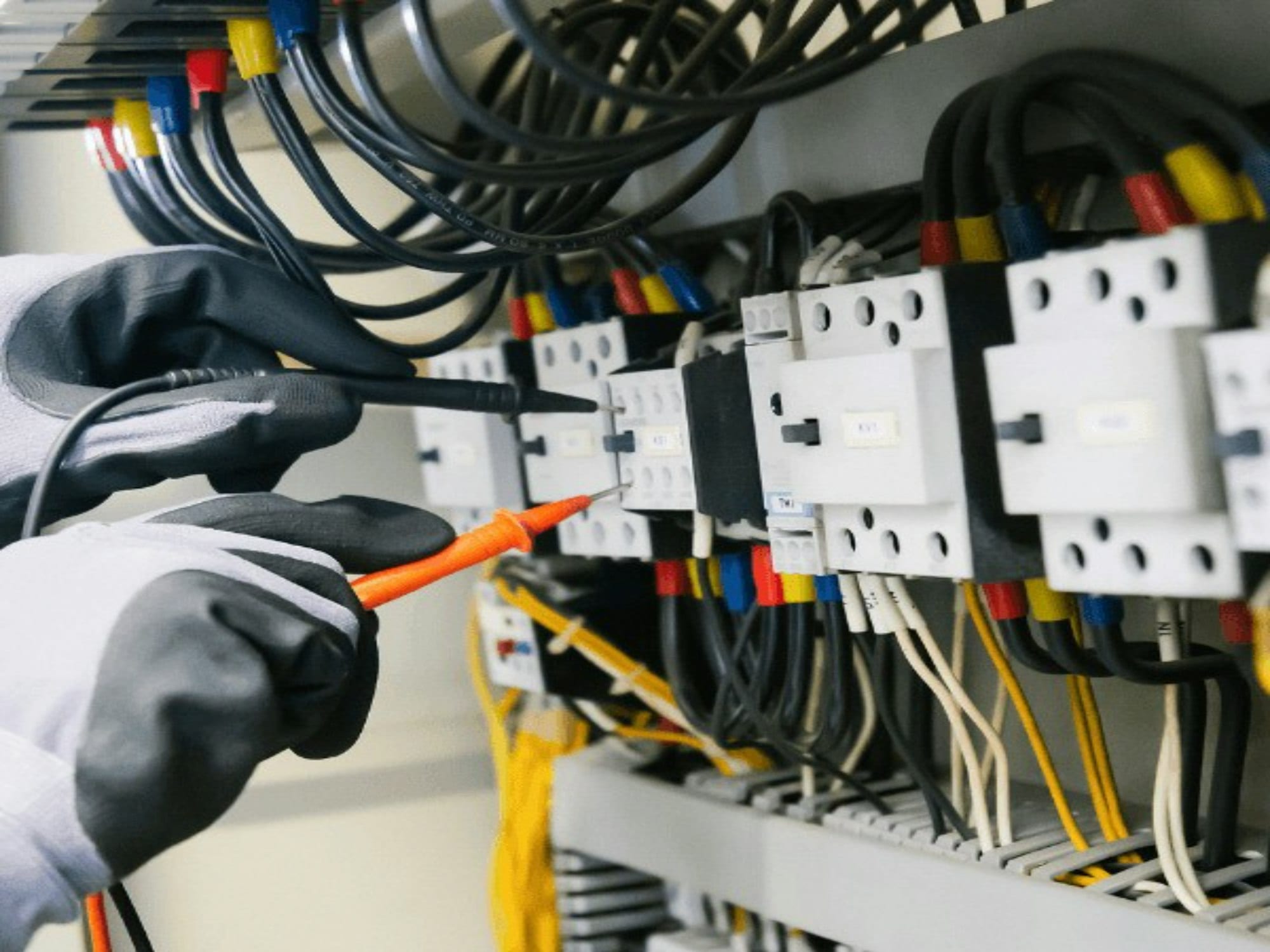 Électricien vérifiant un tableau électrique