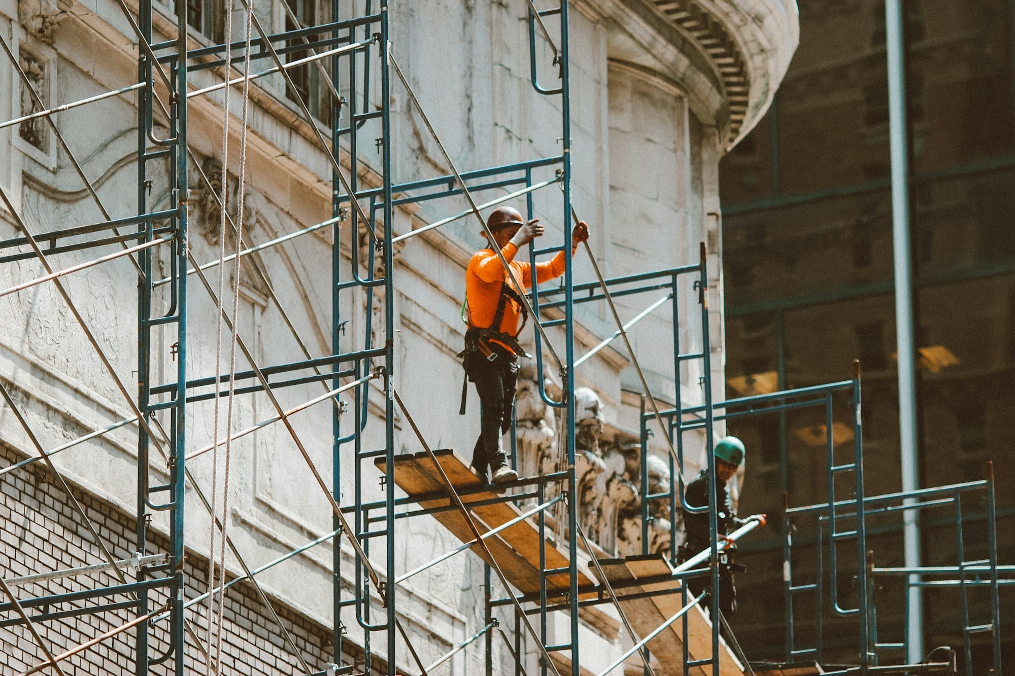 Façadiers sur un échafaudage devant une façade ancienne