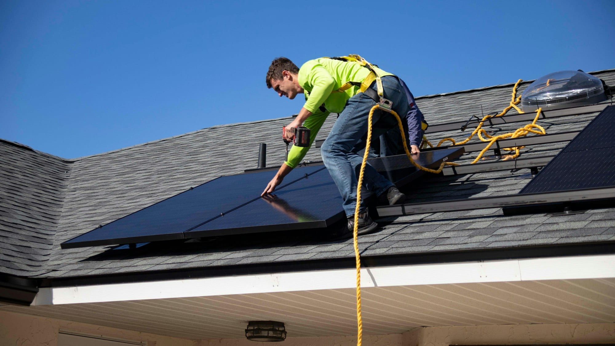 Installateur posant des panneaux solaires sur un toit