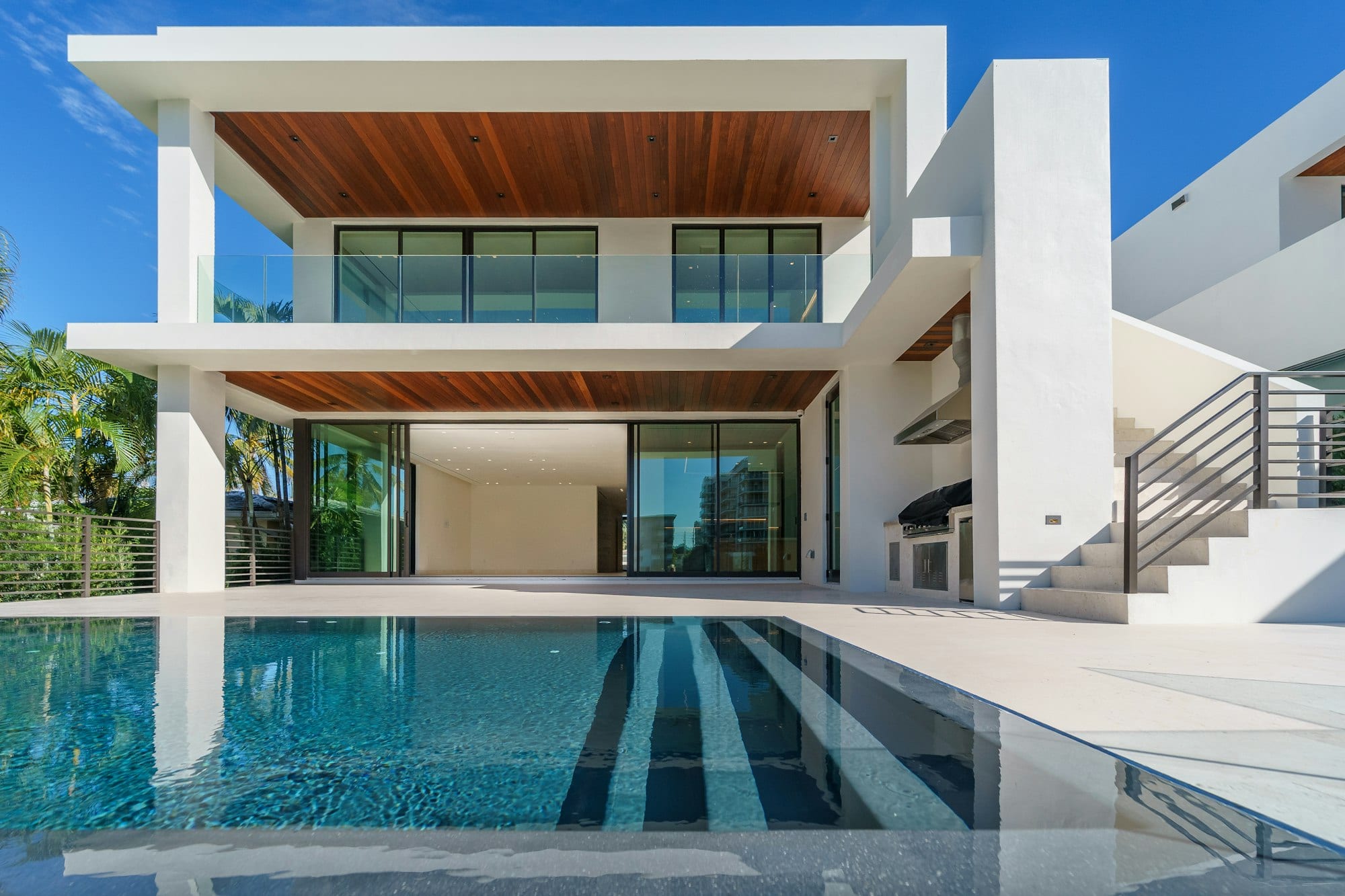 Piscine à débordement devant une villa contemporaine