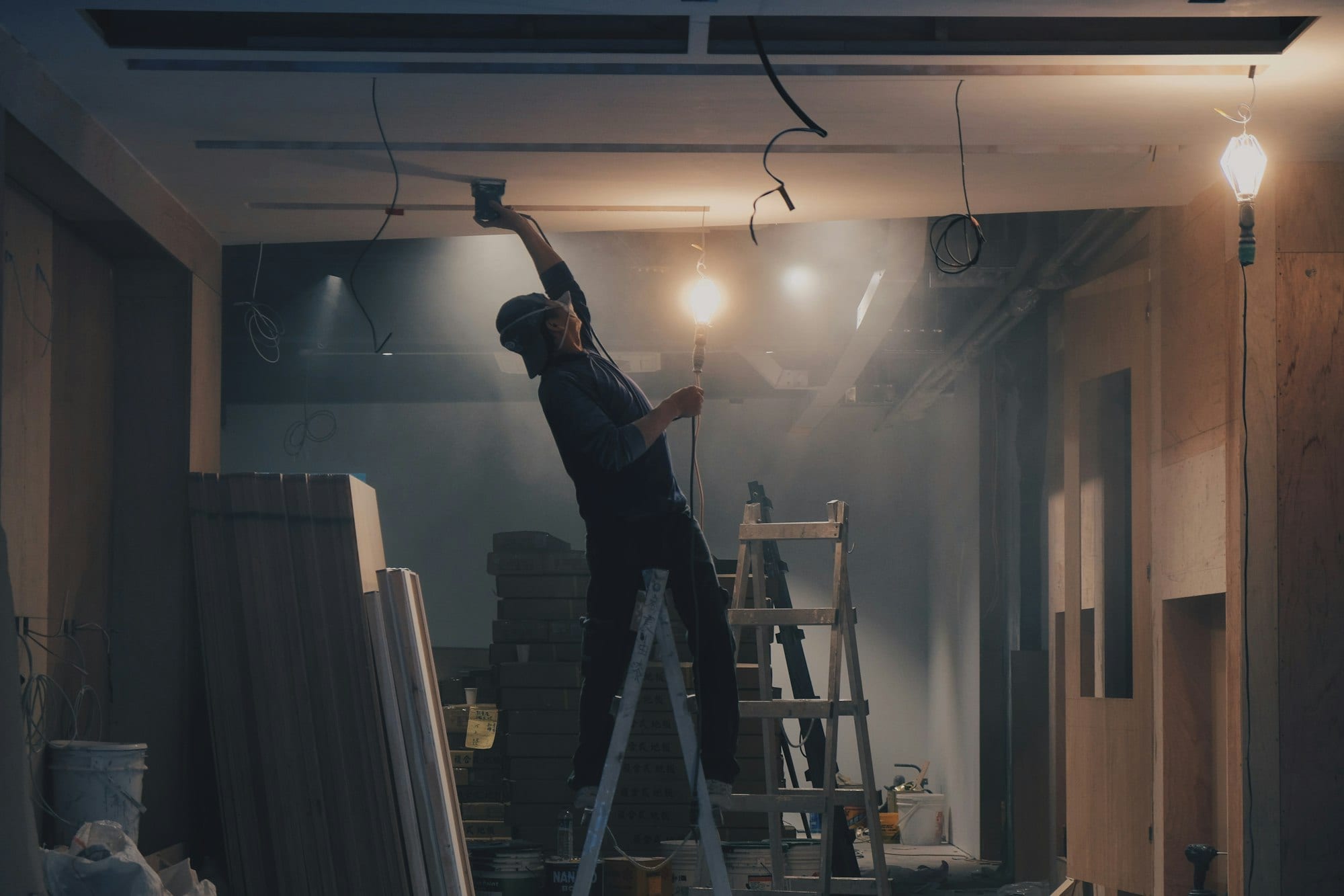 Plaquiste posant un plafond sur un chantier