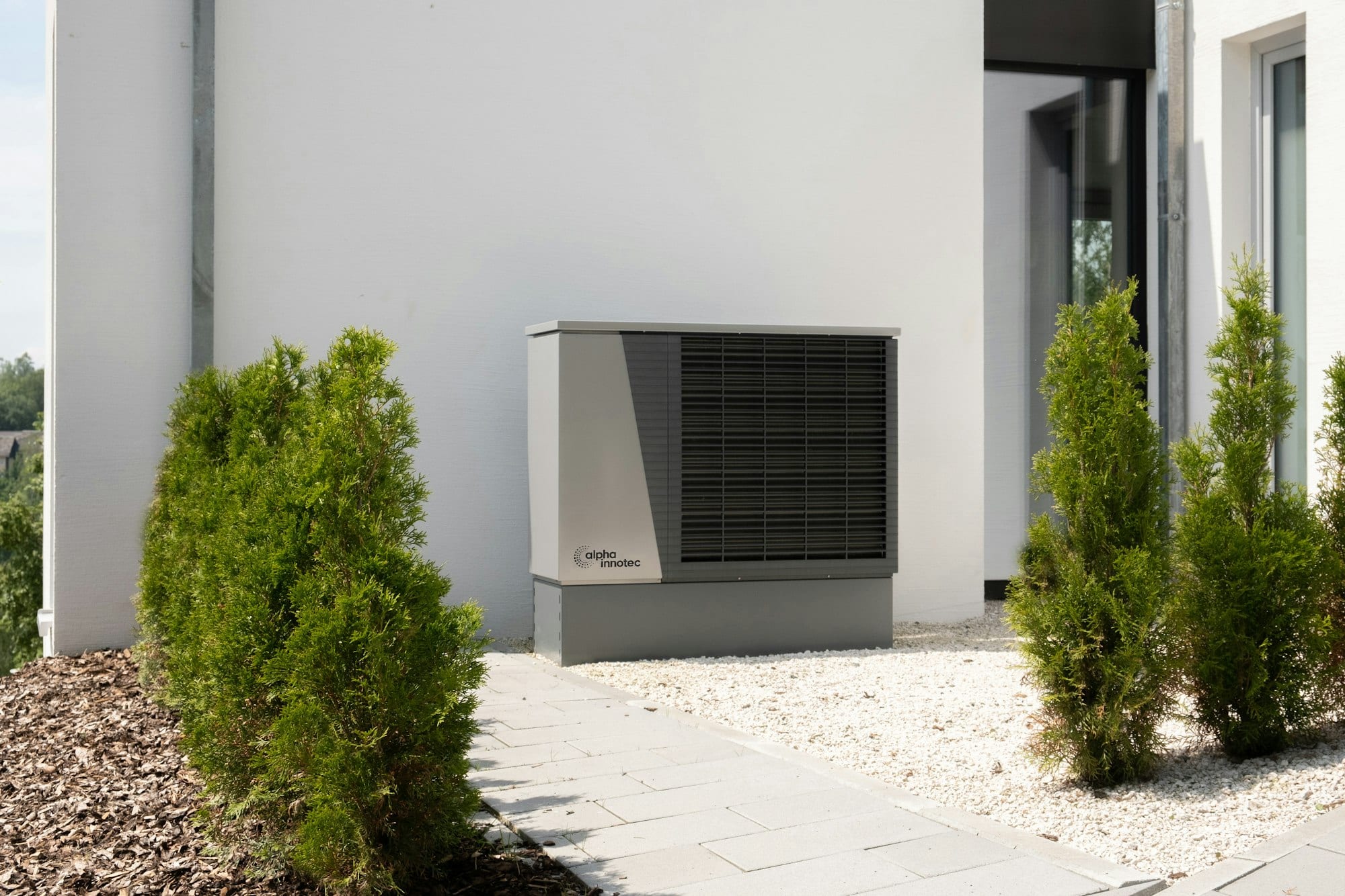 Pompe à chaleur installée devant une maison moderne